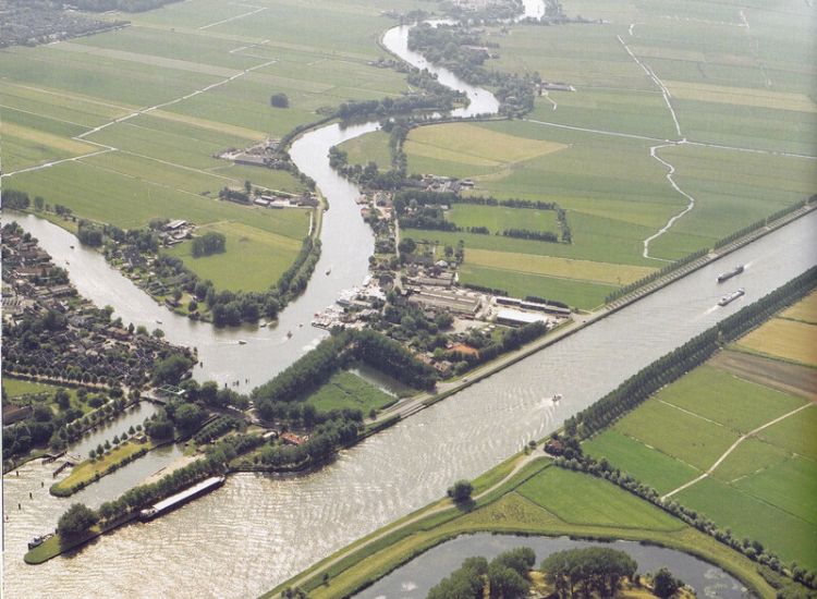 De sluizen bij Nigtevecht staan sinds 1970 open, zodat het waterpeil van de Vecht en het Amsterdam-Rijnkanaal gelijk is.