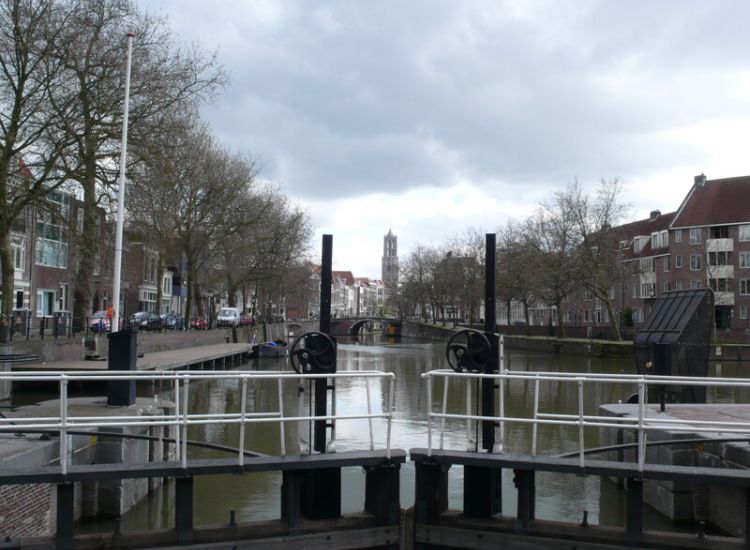 De Weerdsluis in Utrecht, het begin van de Vecht