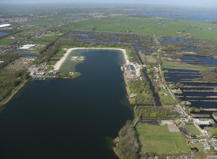 Luchtfoto van De Maarsseveense plassen. Deze zijn in 1959 uitgebaggerd, waarna er een recreatiegebied van gemaakt is.
