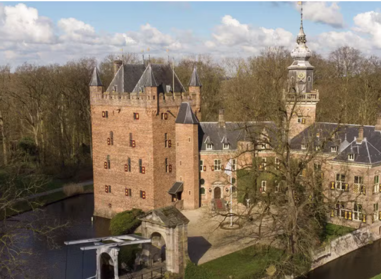 Kasteel Nijenrode vanuit de lucht