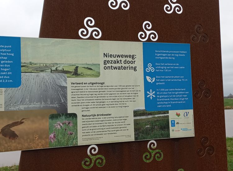 Informatiebord op de veenzuil in de Bethunepolder