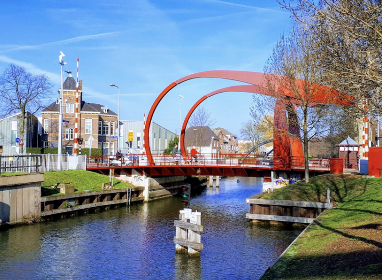 De stedelijke Vecht, de rode brug. Foto www.avondwandelingen.nl