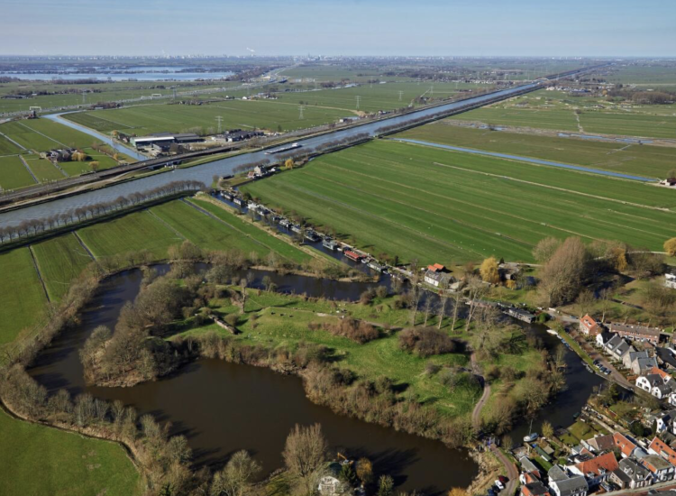De Nieuwe Wetering, gegraven in 1448 tussen de Angstel en de Vecht, loopt langs Fort Nieuwersluis en kruist het Amsterdam-Rijnkanaal.