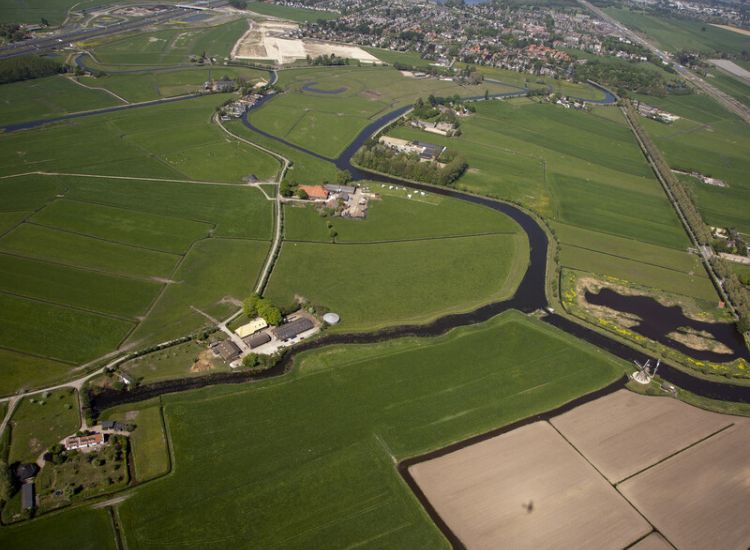 Een bocht in de Angstel is afgesneden door De Lange Coupure