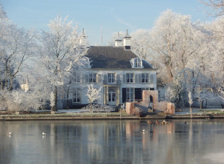 Buitenplaats Nieuwerhoek in Loenen in de sneeuw