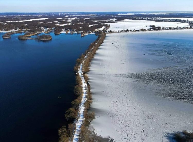In de Wijde Blik (links) is tot 40 meter diep zand gebaggerd. Vandaar dat de plas niet bevriest, daar waar de ernaast gelegen, ondiepe Loenderveense plas, snel dichtgevroren is bij een paar dagen vorst.