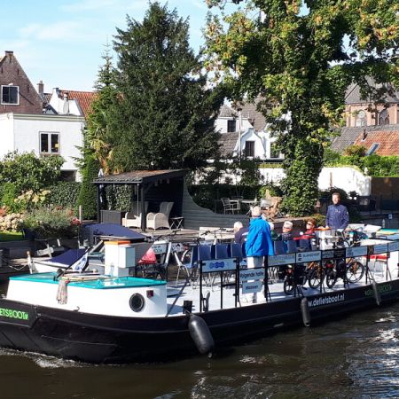 Vanaf de boot uitzicht op de theekoepel van Oud Over 1 in Loenen