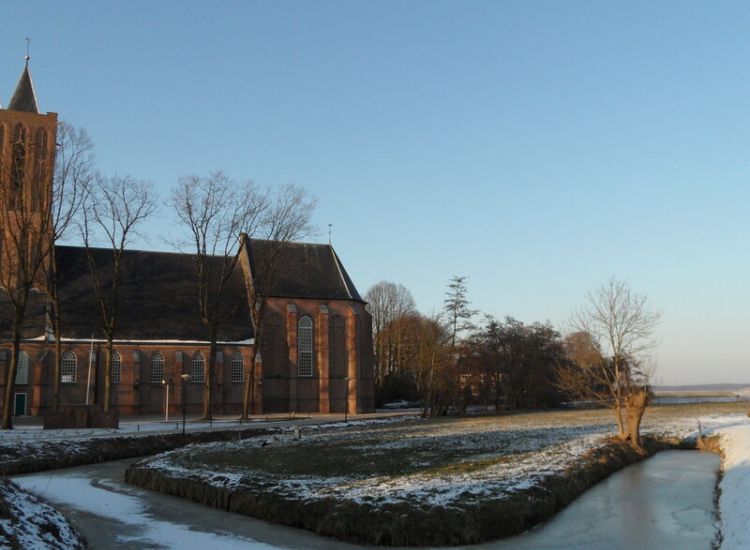 De kerk van Westbroek is in de 15e eeuw gebouwd op een dekzandrug. Aan de horizon zijn de hogere, droge en beboste zandgronden van Gooi en Heuvelrug zichtbaar.
