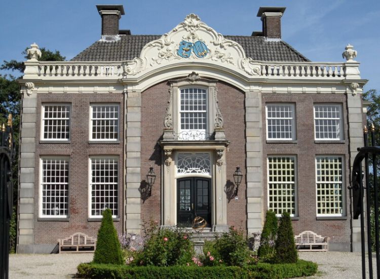 De straatgevel van Vechtvliet, van blinde achtergevel in de 18de eeuw veranderd tot hoofdingang