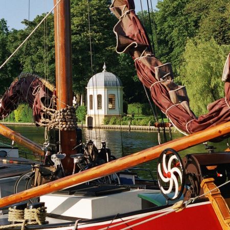 Vanaf de boot uitzicht op de theekoepel van Oud Over 1 in Loenen