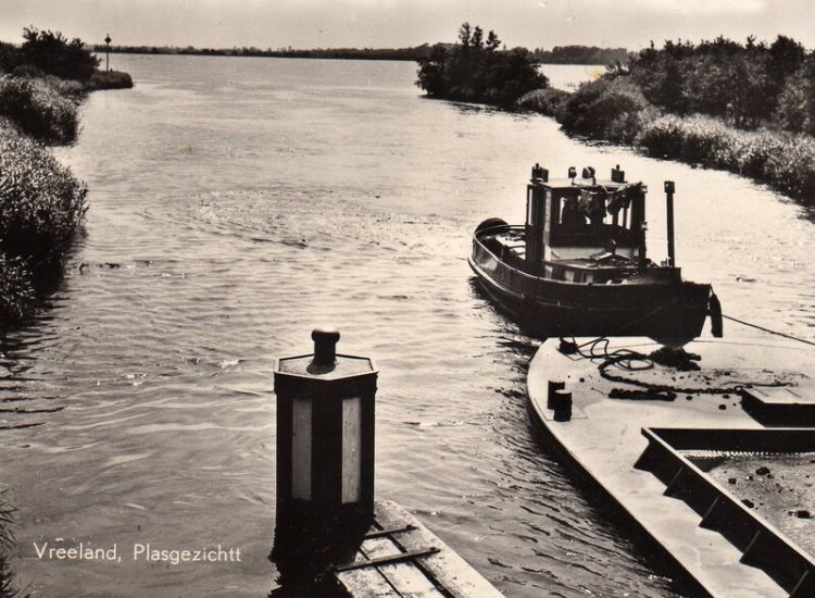 Baggerschepen voeren af en aan bij het zand baggeren in de Wijde Blik. Coll van Zalingen
