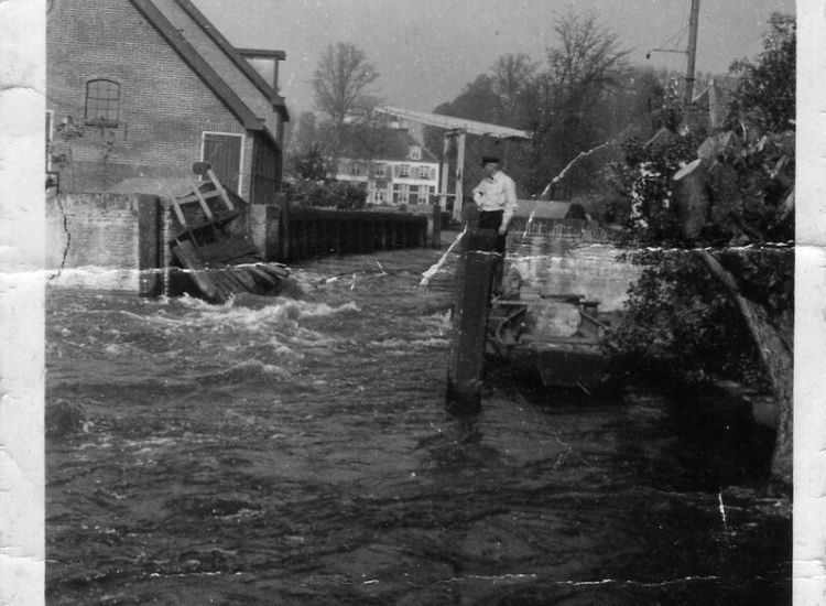 De Mijndensesluis opgeblazen door de Duitsers
