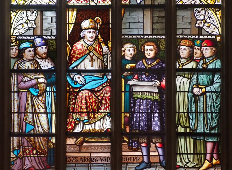 Bisschop Arnold van Horne vaardigt samen met de drie standen de Stichtse Landbrief uit. Middendeel van gebrandschilderd raam in de Main Hall van kasteel De Haar, omstreeks 1910 gemaakt door atelier F. Nicolas en Zn. naar ontwerp van Pierre Cuypers. Foto: Arjan den Boer. (Coll. Het Utrechts Archief)