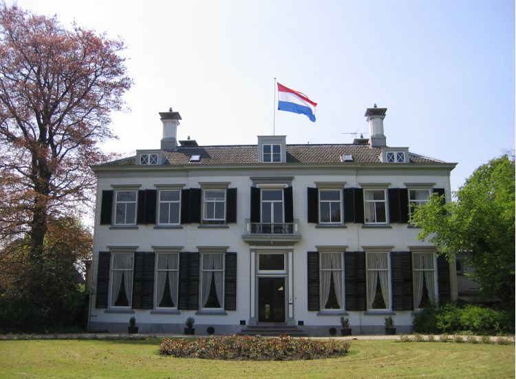 De voorgevel n Herteveld kreeg in de 19de eeuw haar huidige uiterlijk.