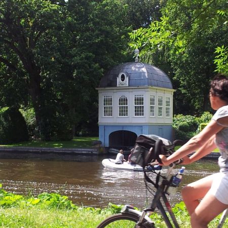 Fietser bij de koepel van Sterreschans