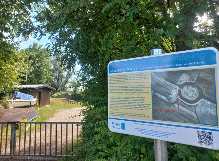 Vroeger en Nu-bord bij kazemat bij scouting tegenover fort Tienhoven